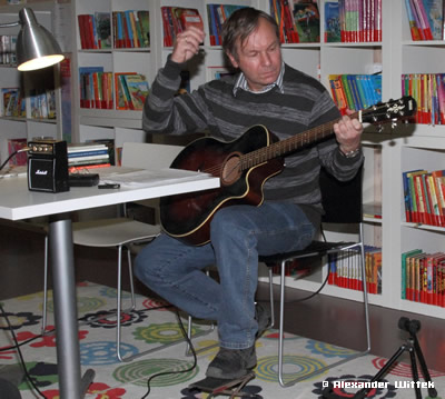 Georg Bydlinski an der Gitarre in der Gemeindebücherei Eichgraben (2013)