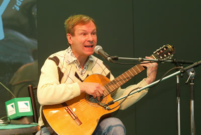 Georg Bydlinski an der Gitarre ("Rund um die Burg")