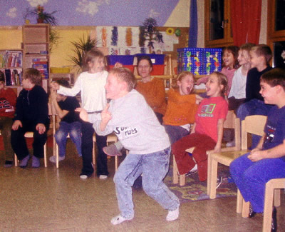 Schüler tanzen zum "Wenn Freunde wichtig sind"