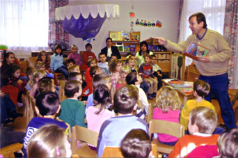 Georg Bydlinski mit (Vor)Schulkindern bei einer Lesung 2005 